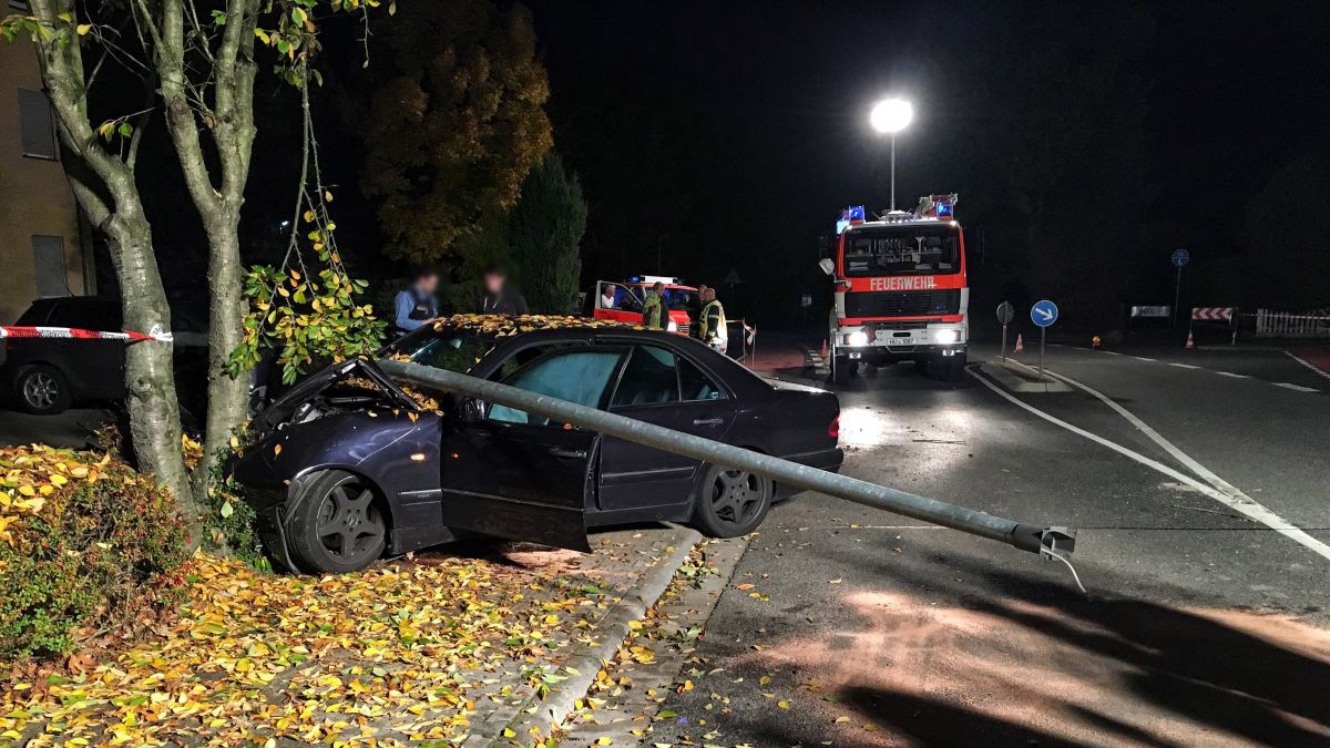 PKW Brand nach Verkehrsunfall