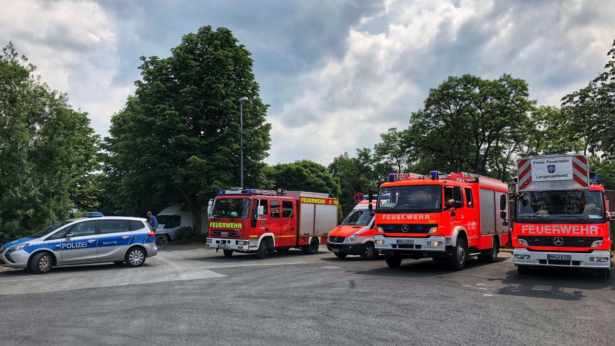 Einsatzkräfte im Bereitstellungsraum