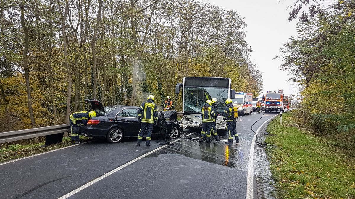 PKW-Brand nach Verkehrsunfall