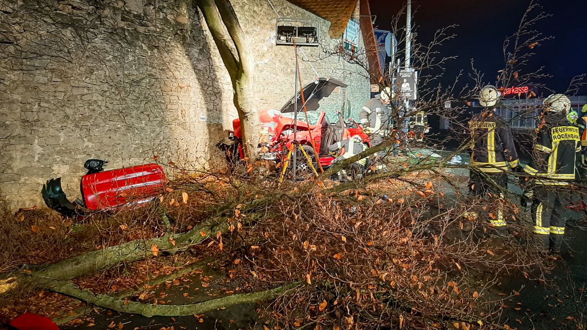 Verkehrsunfall mit eingeklemmter Person