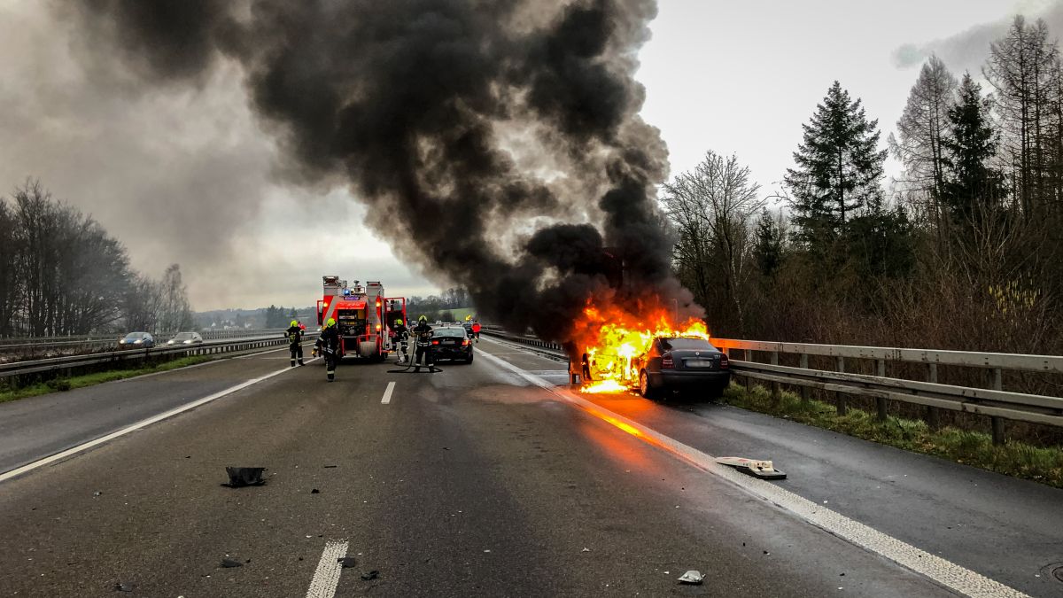 PKW-Brand nach Verkehrsunfall