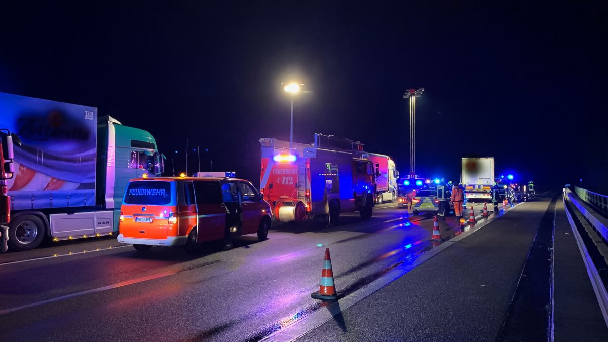 Verkehrsunfall mit LKW, eingeklemmte Person