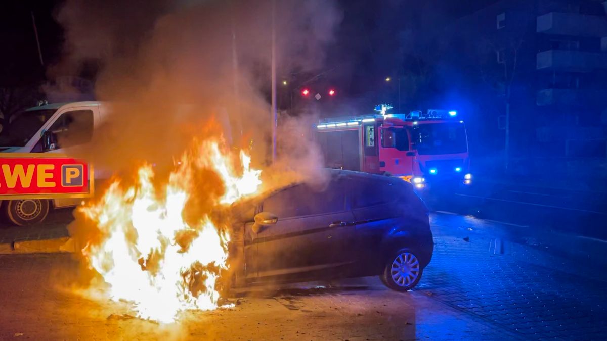 PKW-Brand nach Verkehrsunfall