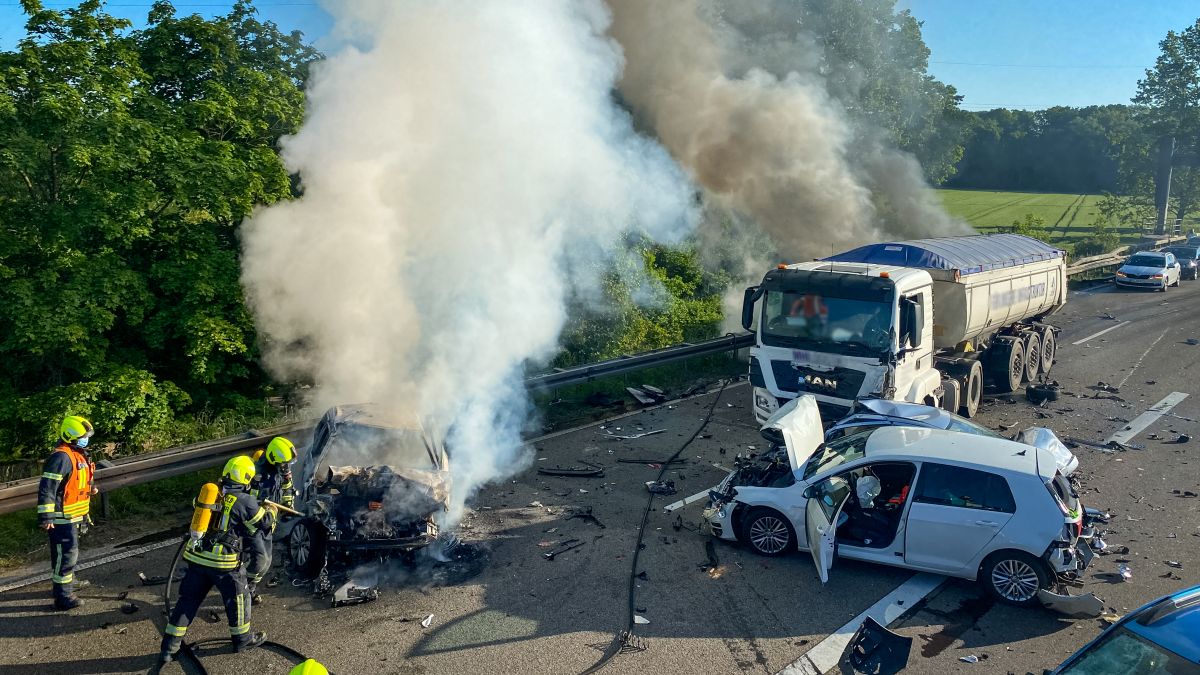 Verkehrsunfall mit LKW, eingeklemmte Person, mehrere PKW brennen