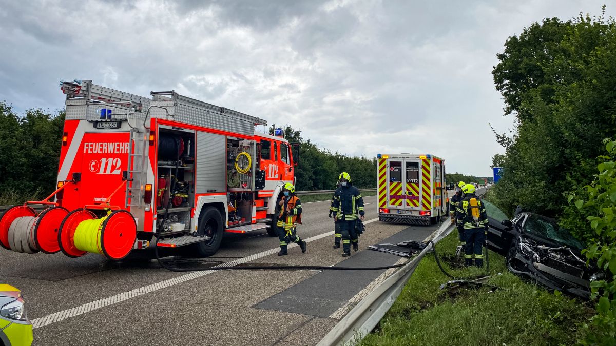 PKW-Brand nach Verkehrsunfall