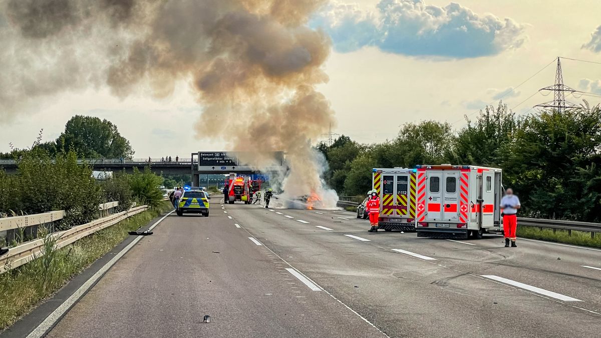 PKW-Brand nach Verkehrsunfall