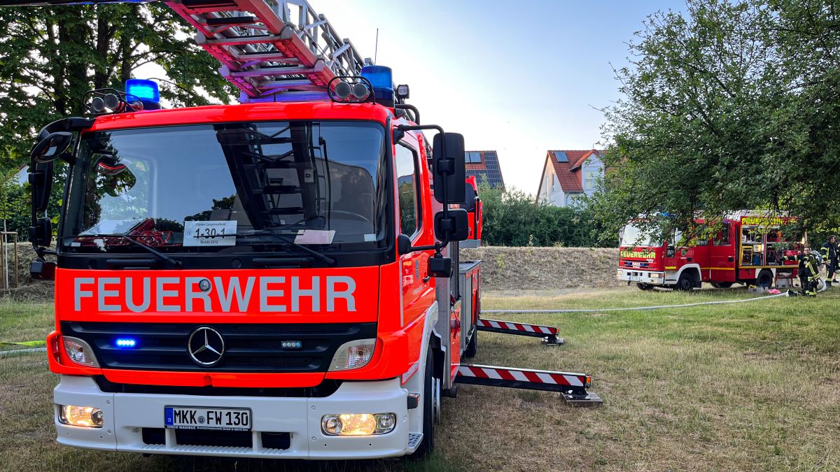 Feuer in Sondergebäude, Menschenleben in Gefahr