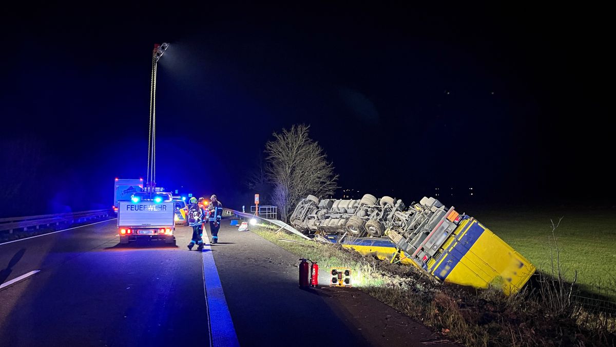 Verkehrsunfall mit LKW-Beteiligung, eingeklemmte Person