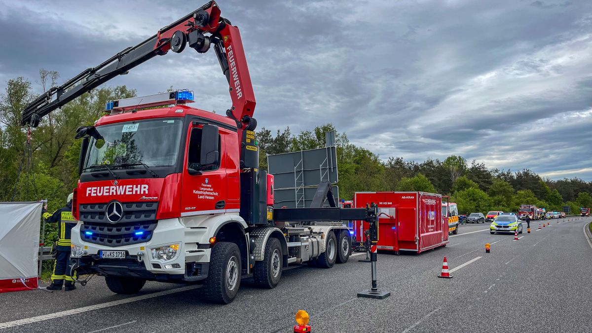 Verkehrsunfall, mehrere eingeklemmte Personen