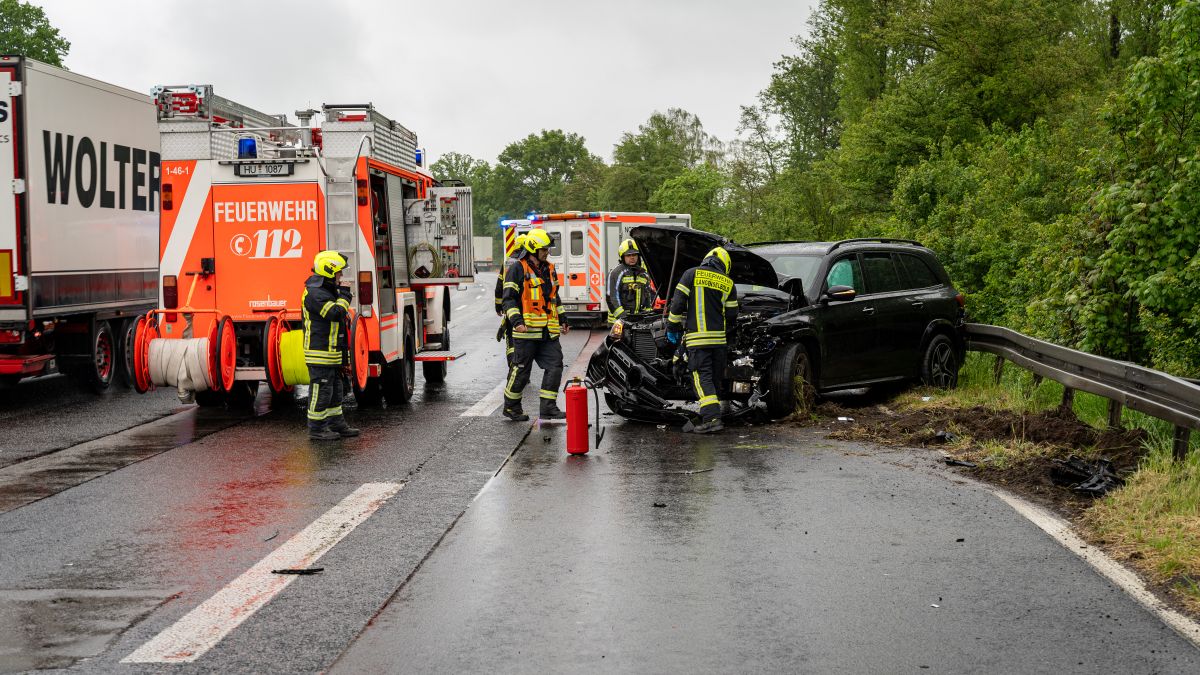 Verkehrsunfall mit LKW-Beteiligung, eingeklemmte Person