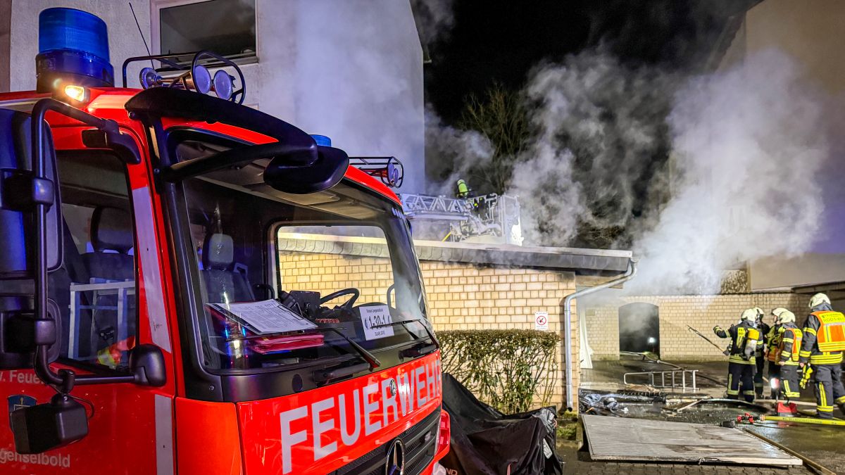 Brennt PKW in Garage