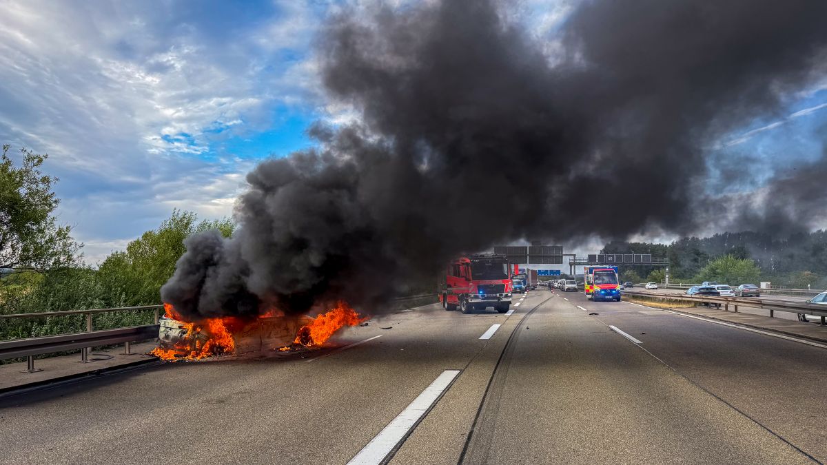 PKW-Brand nach Verkehrsunfall