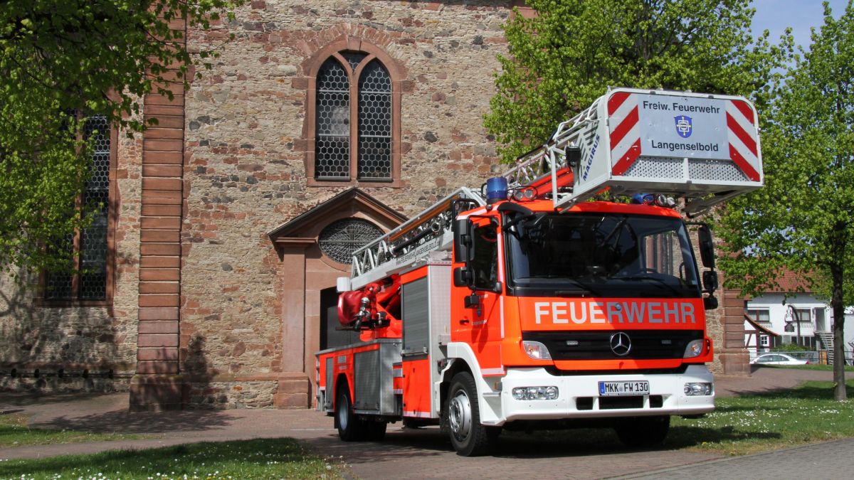 Drehleiter mit Korb