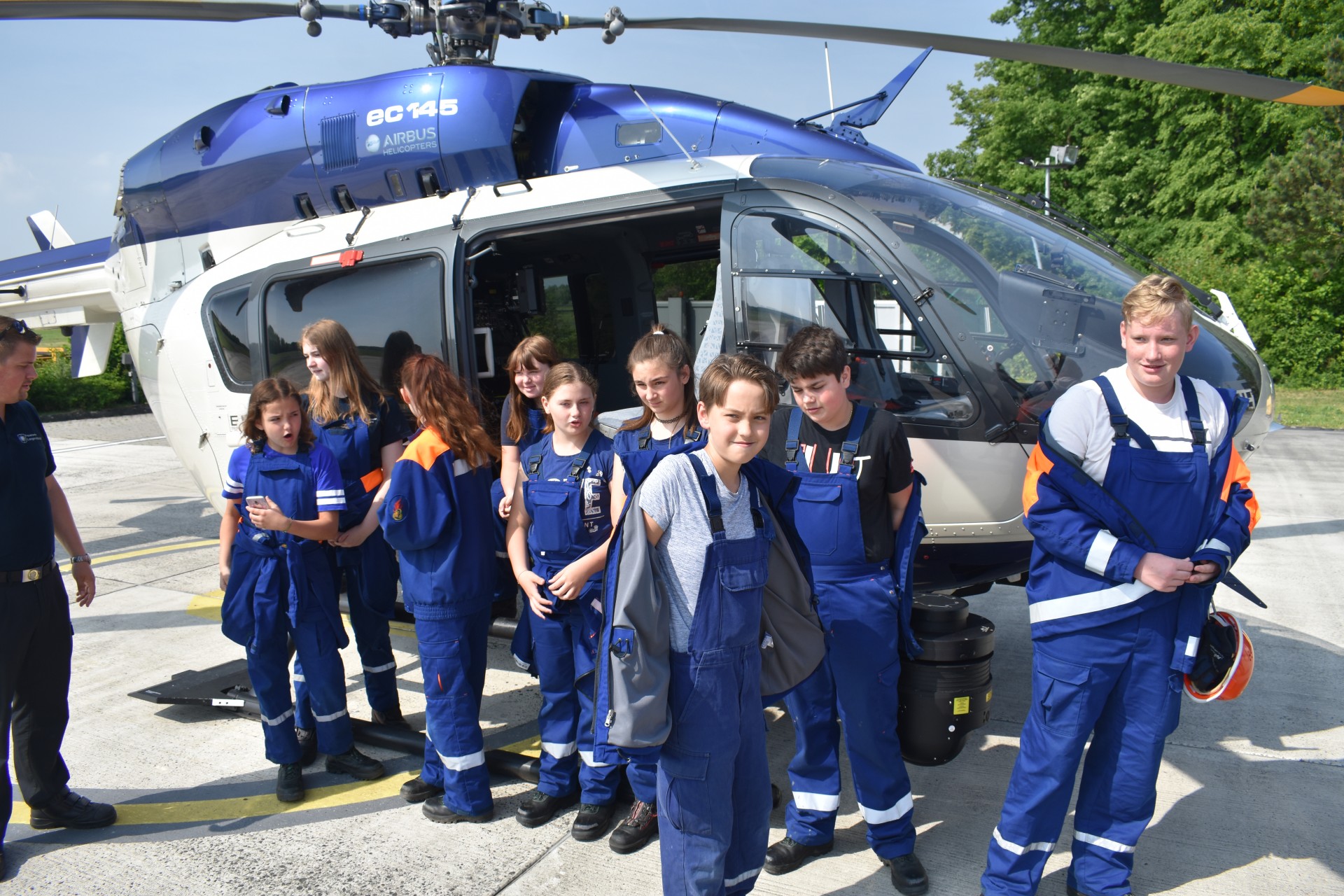 Fliegerstaffel Gruppenfoto vor Hubschrauber