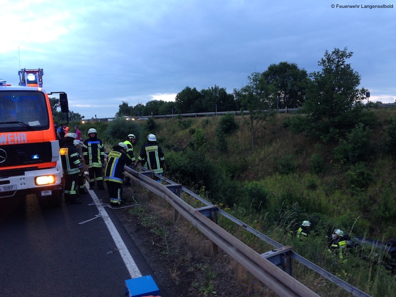 Verkehrsunfall, Person eingeklemmt, PKW brennt